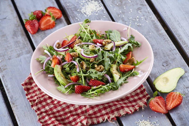 Receita deliciosa de Salada de rúcula abacate e morangos