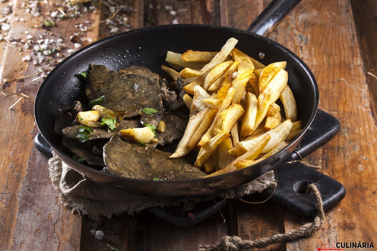 Bife de fígado de vitela à alentejana 